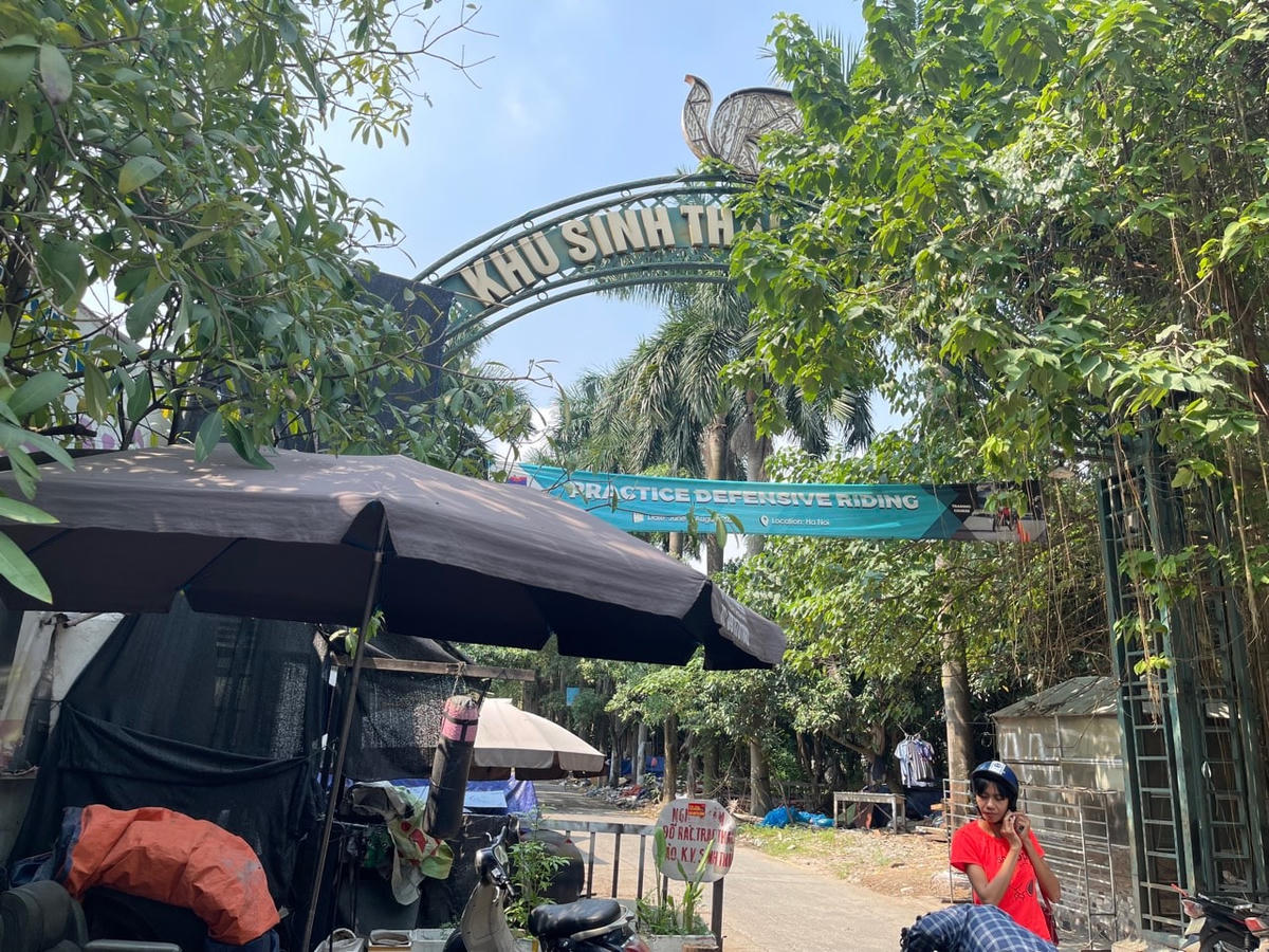 Cổng chào lối vào khu sinh thái Vĩnh Hưng (Hoàng Mai, Hà Nội) đã bị cây cối che lấp một nửa.