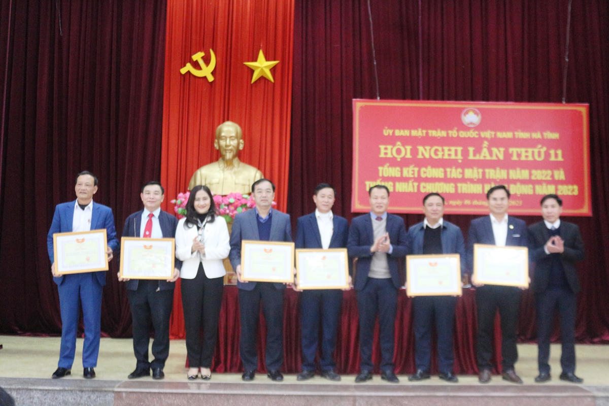 Lãnh đạo MTTQ Hà Tĩnh tặng Bằng khen cho 6 tập thể tiêu biểu.