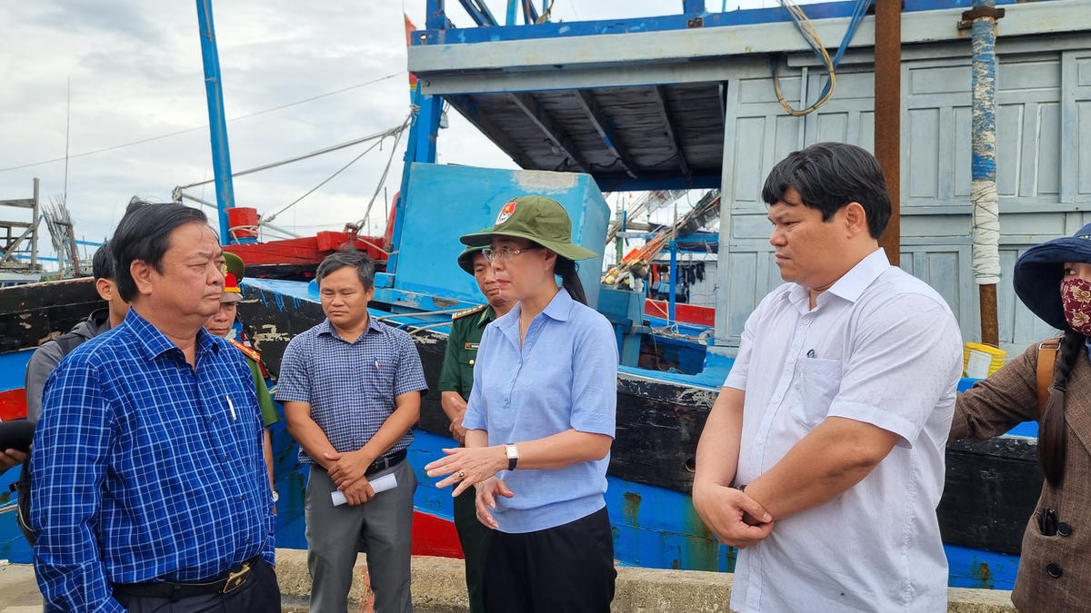 Bà Bùi Thị Quỳnh Vân, Bí thư Tỉnh ủy Quảng Ngãi (ở giữa) báo tới đoàn công tác.