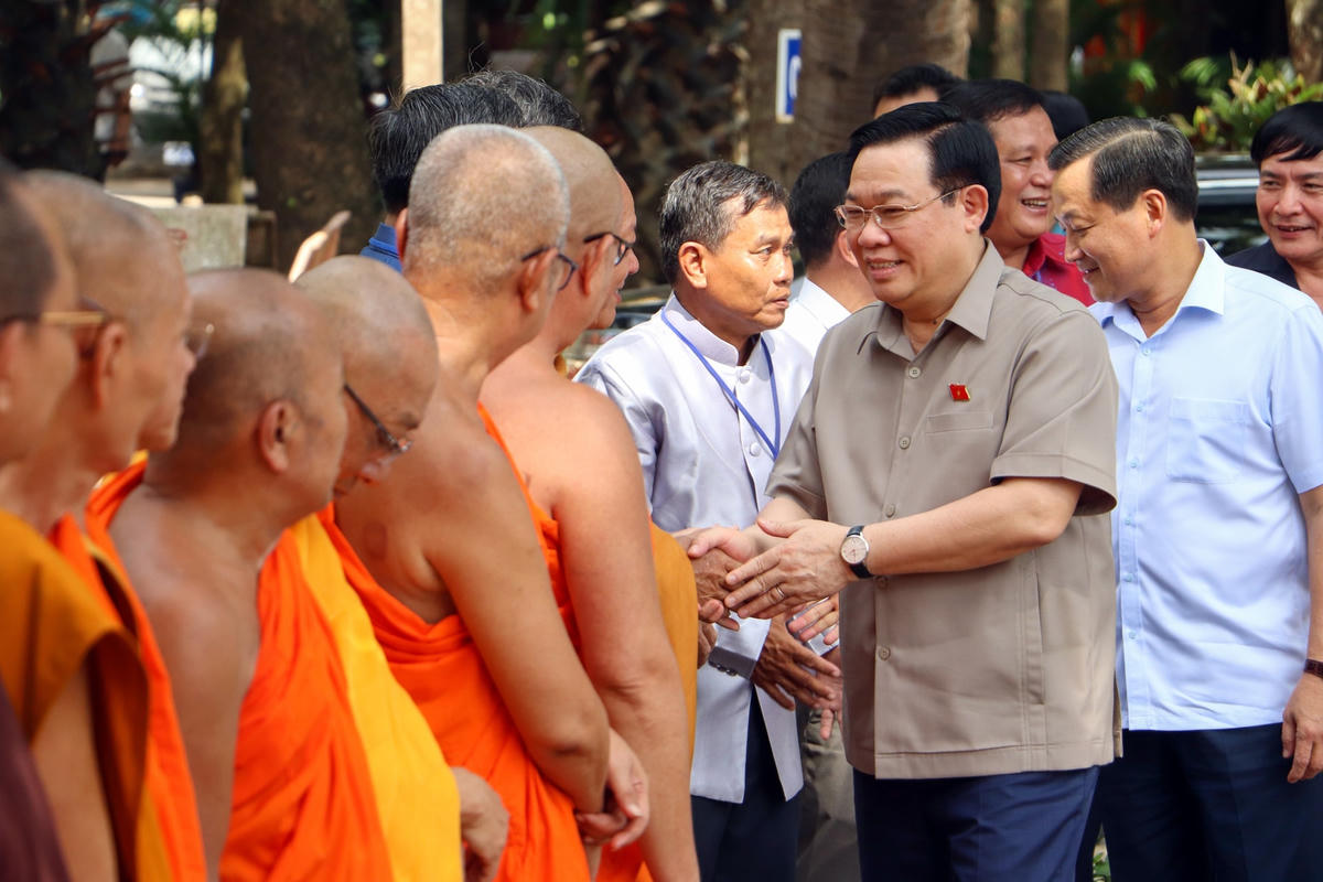 Chủ tịch Quốc hội Vương Đình Huệ và Đoàn công tác thăm và chúc mừng Hội Đoàn kết sư sãi yêu nước tỉnh Sóc Trăng.