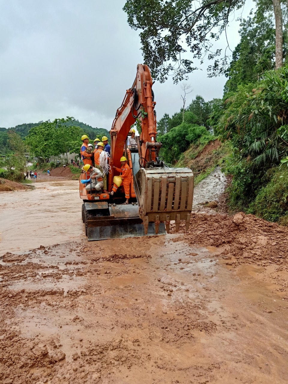 Nỗ lực khắc phục sự cố lưới điện do mưa giông, lũ lụt tại các tỉnh miền núi phía Bắc