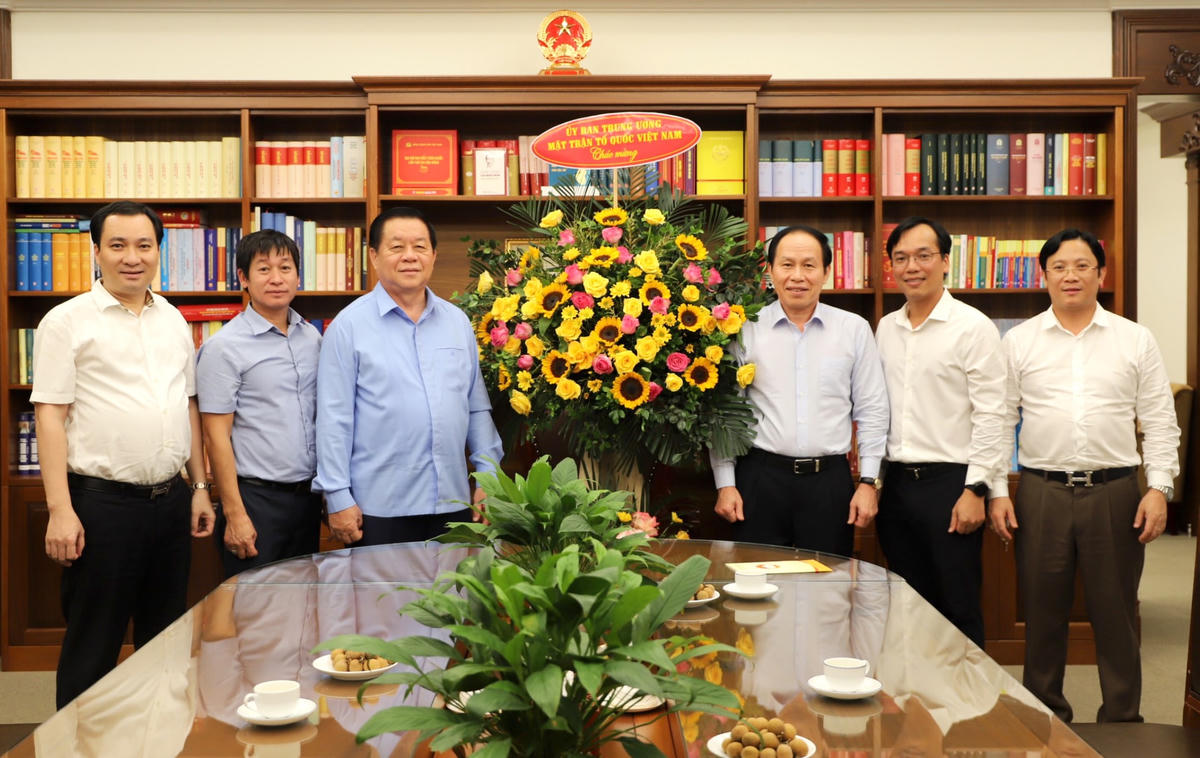 Phó Chủ tịch - Tổng Thư ký Lê Tiến Châu tặng hoa chúc mừng Ban Tuyên giáo Trung ương.