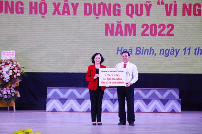 Bà Trương Thị Mai, Ủy viên Bộ Chính trị, Bí thư Trung ương Đảng, Trưởng Ban Tổ chức Trung ương đã trực tiếp trao hỗ trợ xây 10 nhà Đại đoàn kết cho 10 hộ nghèo.