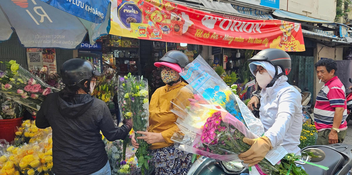 Tiêu dùng - Người dân mua hoa tươi cúng đầu nằm