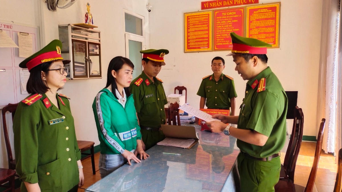 Lực lượng Công an đọc quyết định bắt Đặng Thị Minh Kiều.