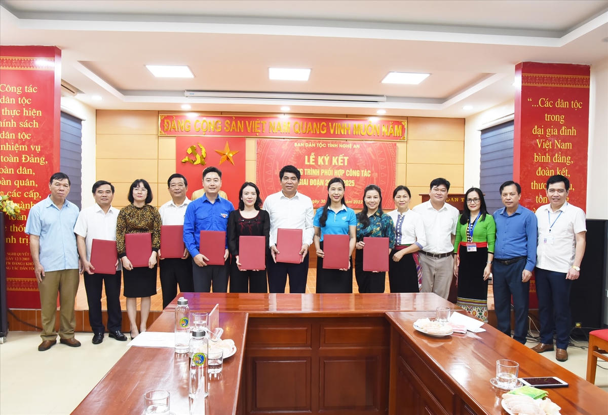 Đại diện các sở, ban, ngành cấp tỉnh ký kết phối hợp với Ban Dân tộc tỉnh Nghệ An.