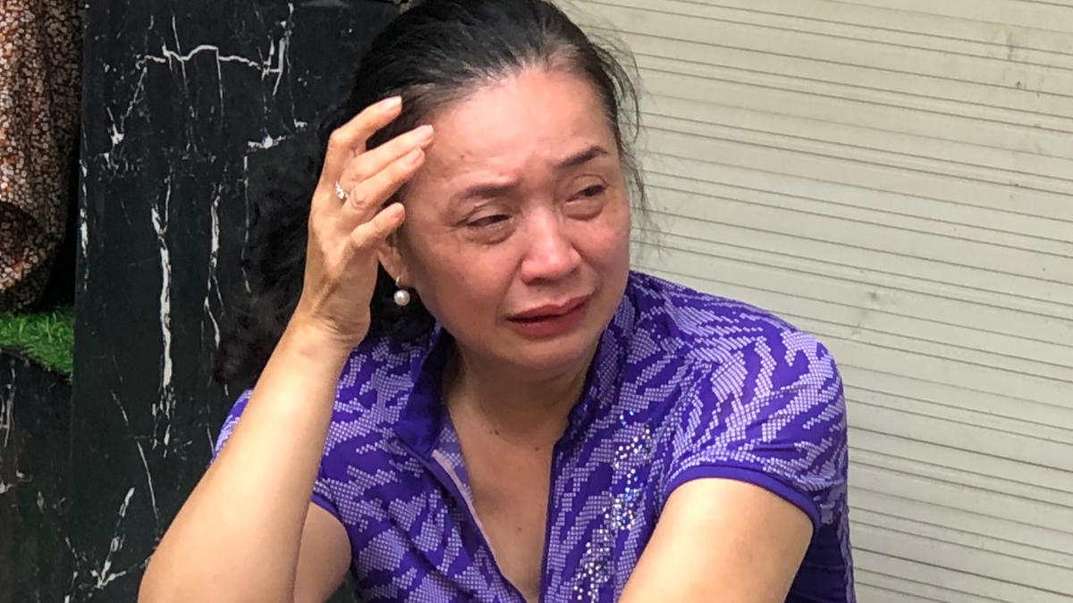 Người phụ nữ đau đớn khi chưa tìm thấy người thân.