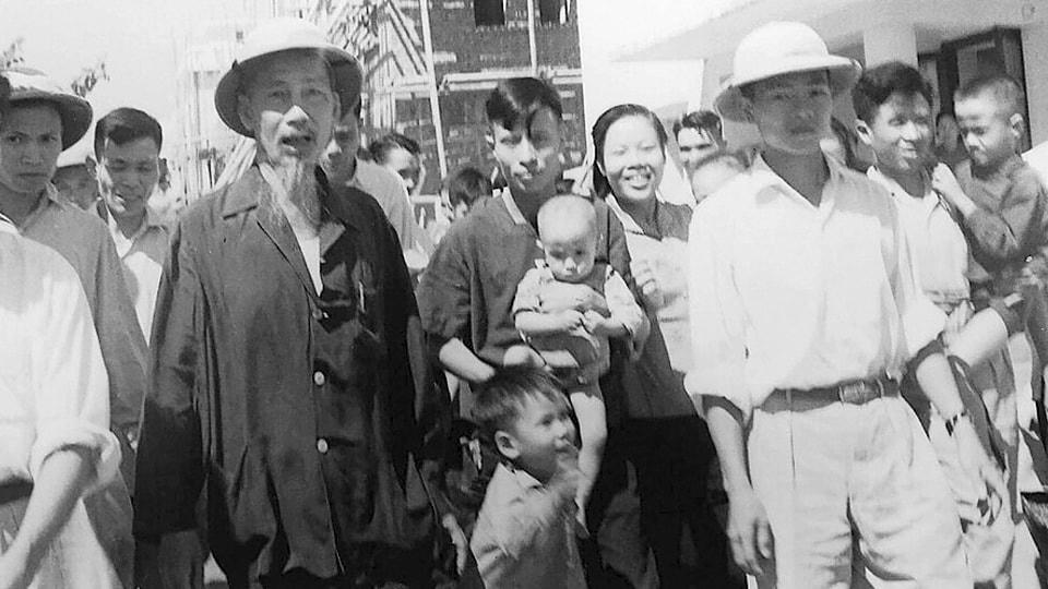 Chủ tịch Hồ Chí Minh thăm công nhân Nhà máy Dệt Nam Định trong lần thứ 4 về thăm tỉnh (3/1959). Ảnh: Tư liệu.