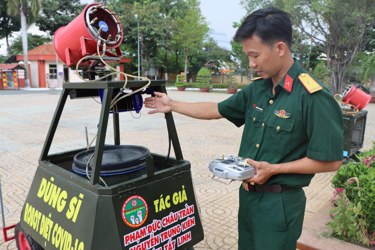 Thiếu tá Nguyễn Trung Kiên hiến tặng “Dũng sĩ” robot diệt Covid-19 cho Bảo tàng MTTQ Việt Nam.