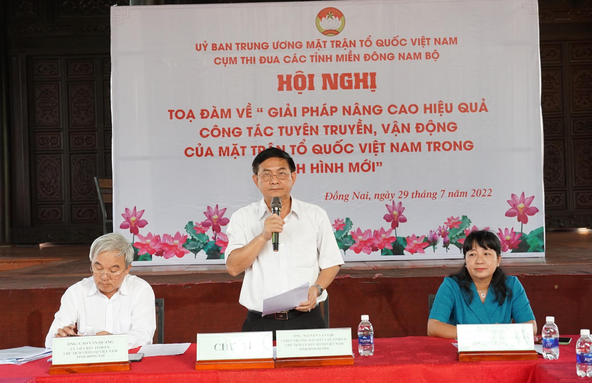 Ông Nguyễn Văn Lộc, Chủ tịch Ủy ban MTTQ Việt Nam tỉnh Bình Dương, Cụm trưởng cụm thi đua các tỉnh miền Đông Nam bộ báo cáo dẫn đề tại buổi tọa đàm. (Ảnh: Mạnh Thìn).