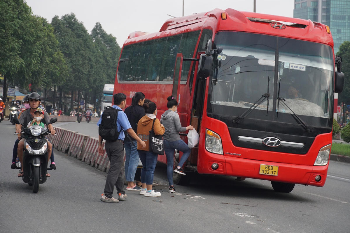  Từ 6 giờ 15 phút sáng đến 7 giờ 15 phút sáng hàng ngày là thời điểm xe đưa đón công nhân hoạt động nhiều. Ảnh: Mạnh Thìn. 