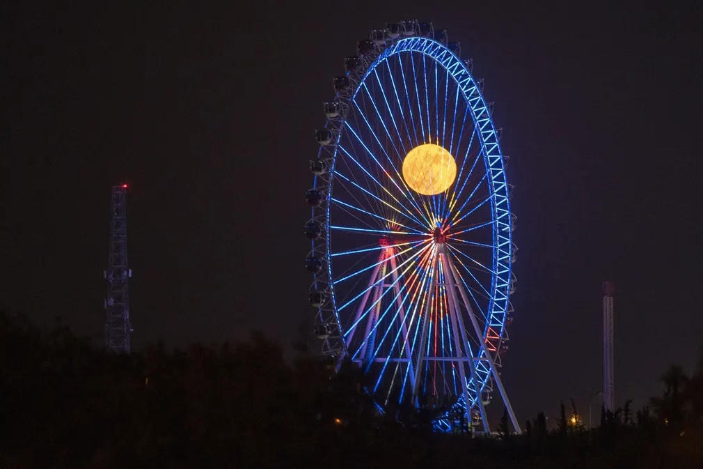 Mặt trăng dâu mọc ở Antalya, Thổ Nhĩ Kỳ. Ảnh: Anadolu Agency / Getty Images.