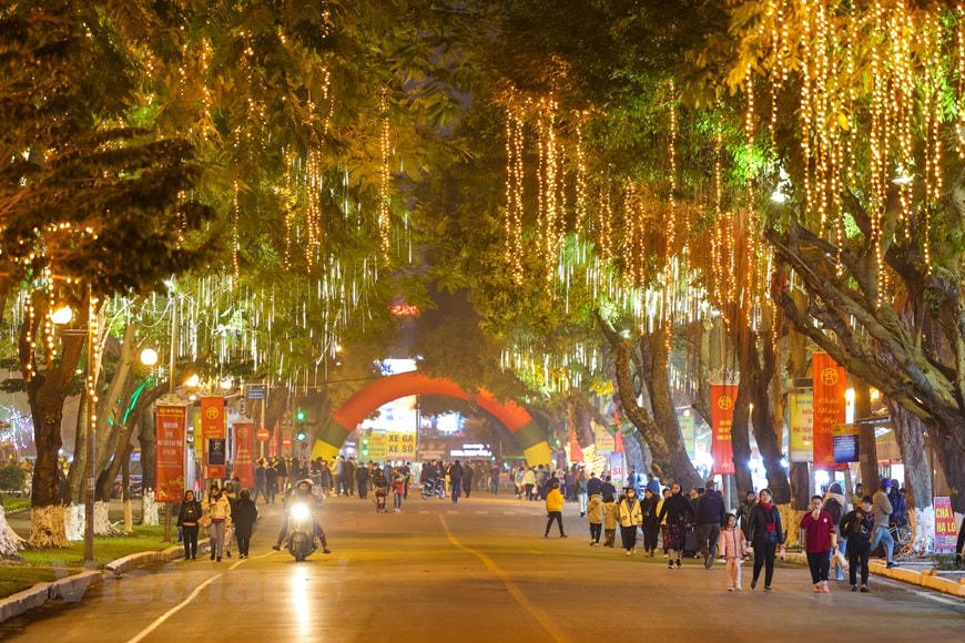 Tối 30/12 tại khu vực cổng chính Công viên Thống Nhất, UBND quận Hai Bà Trưng, Hà Nội chính thức khai trương không gian đi bộ phố Trần Nhân Tông và phụ cận. Ảnh: Minh Sơn/TTXVN.