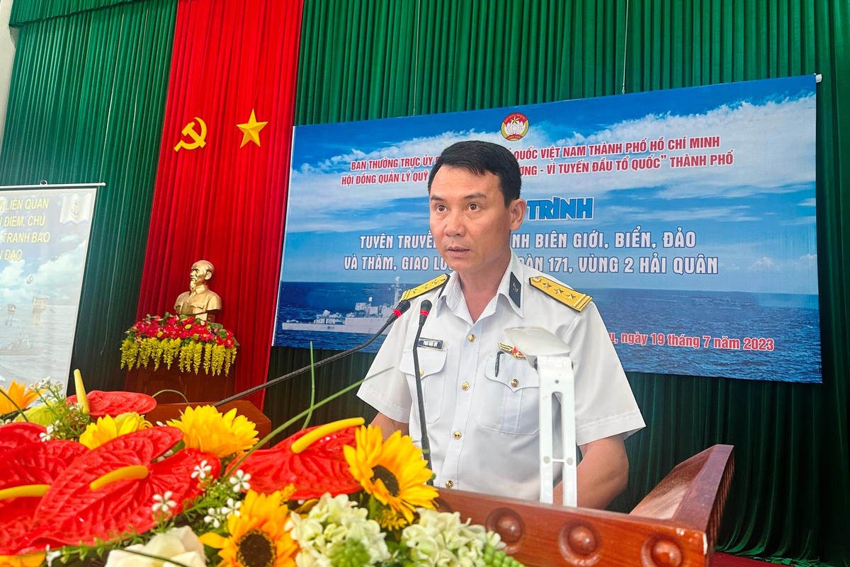 Đại diện lãnh đạo Lữ đoàn 171 thông tin một số nội dung về chủ quyền biển đảo quốc gia. Ảnh: Mạnh Thìn.