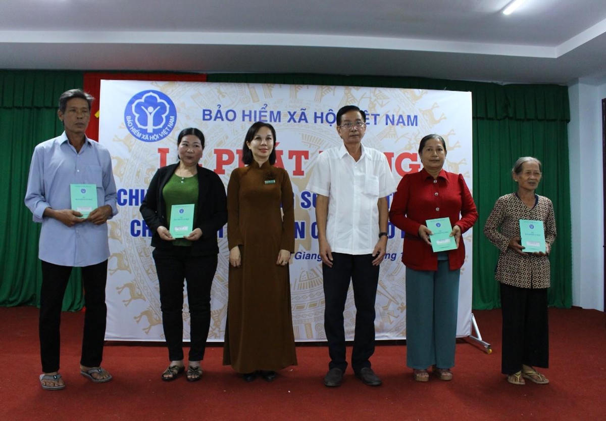 Bà Nguyễn Thị Thanh Xuân - Giám đốc BHXH tỉnh và ông Lê Văn Sơn - Phó Chủ tịch MTTQ Việt Nam tỉnh (đứng giữa) trao tặng sổ BHXH cho người dân có hoàn cảnh khó khăn tại điểm cầu BHXH tỉnh Hậu Giang.
