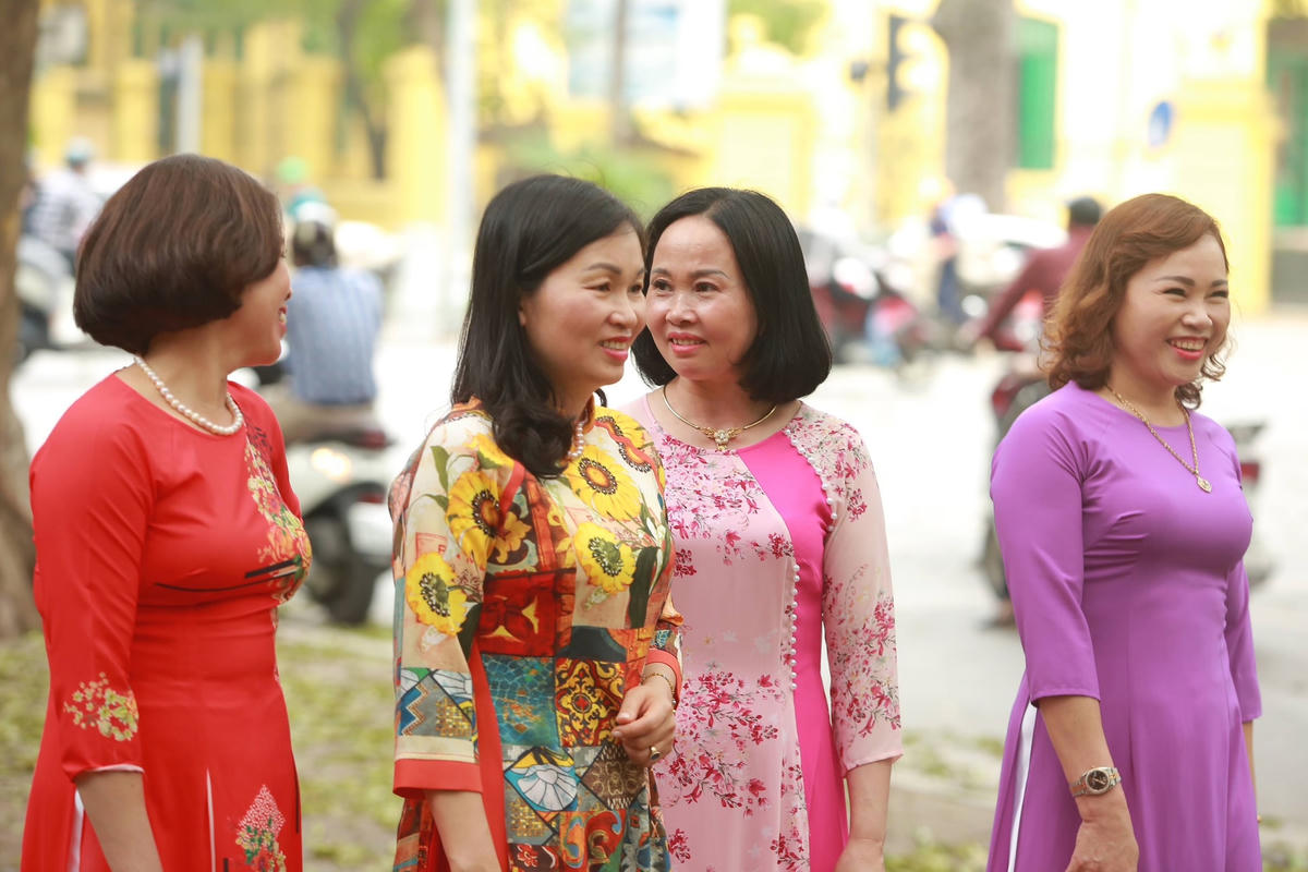 Những người phụ nữ vui vẻ vì vừa chụp được bức hình như ý.