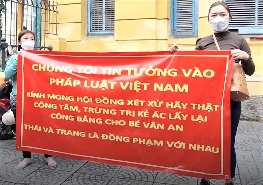 Nhiều người dân bức xúc yêu cầu HĐXX sơ thẩm xét xử nghiêm vụ bạo hành trẻ em nghiêm trọng xảy ra tại TP HCM (Ảnh: P.Nhung).