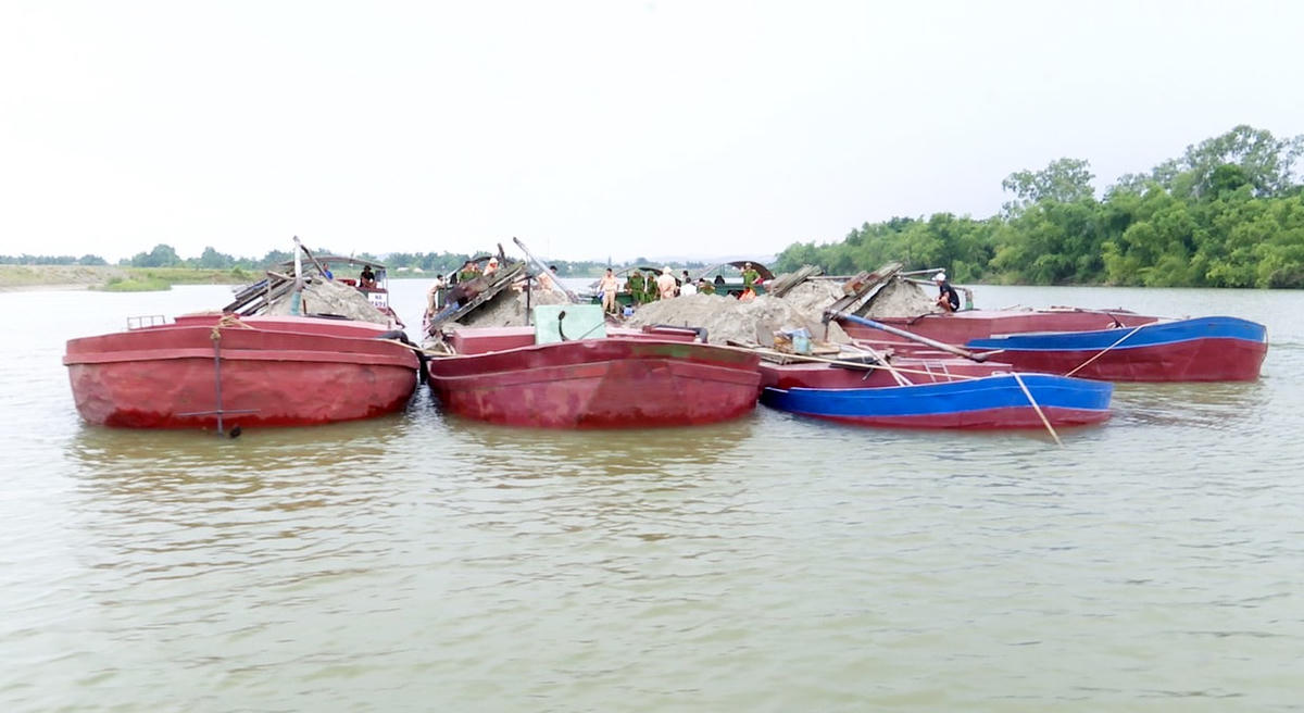 Sau gần 2 tiếng vây bắt, 5 sà lan hút cát trái phép bị lực lượng công an khống chế.