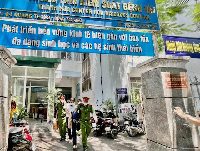 Thực hiện lệnh bắt tạm giam Trần Quốc Huy, Trưởng phòng Tổ chức, hành chính, CDC tỉnh Khánh Hòa.