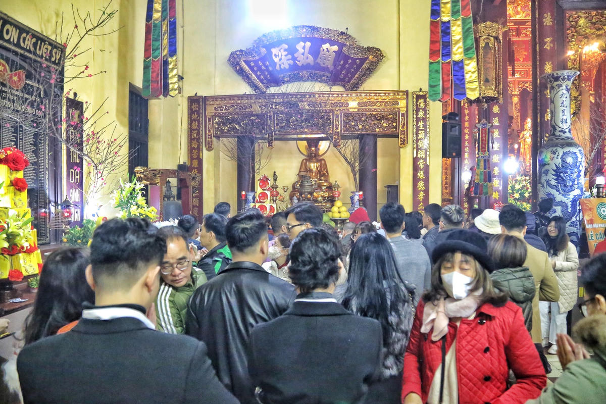 Người dân Thủ đô chen chân đi chùa lễ Phật sau giao thừa