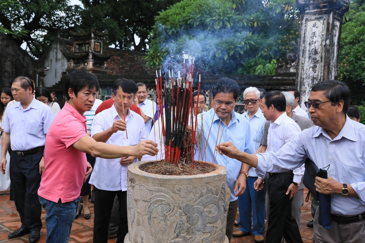 Đại biểu dâng hương tại Đền thờ Vua Đinh Tiên Hoàng. Ảnh: Quang Vinh.