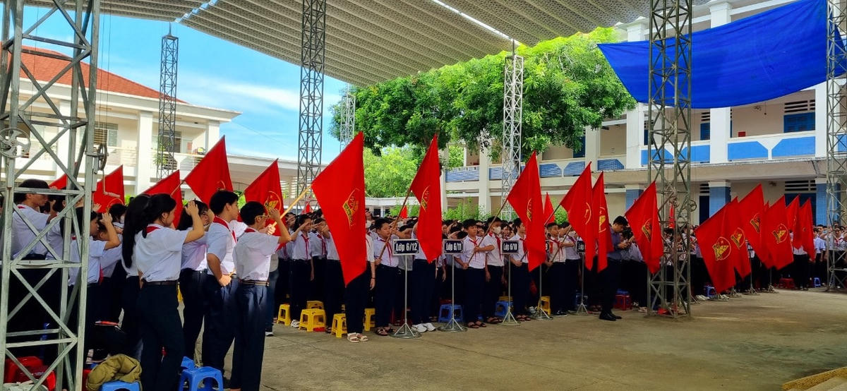 Các em học sinh náo nức chào đón năm học mới 2023 -2024.