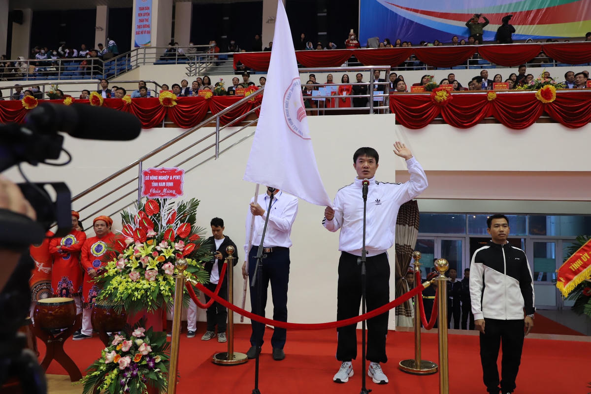 Đại diện các trọng tài tuyên thệ.
