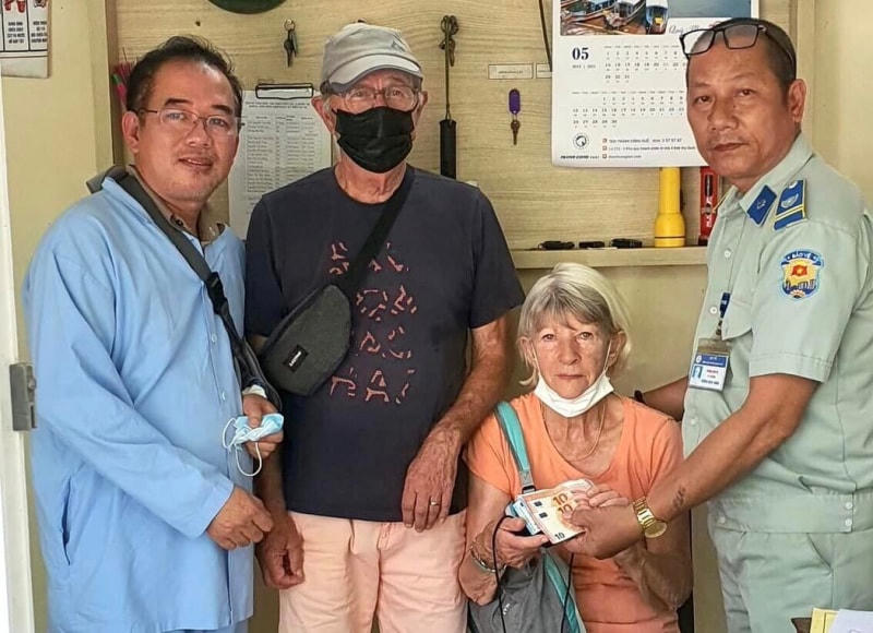Hai ông bà người Pháp vui mừng nhận lại tài sản. Ảnh: Bệnh viện.
