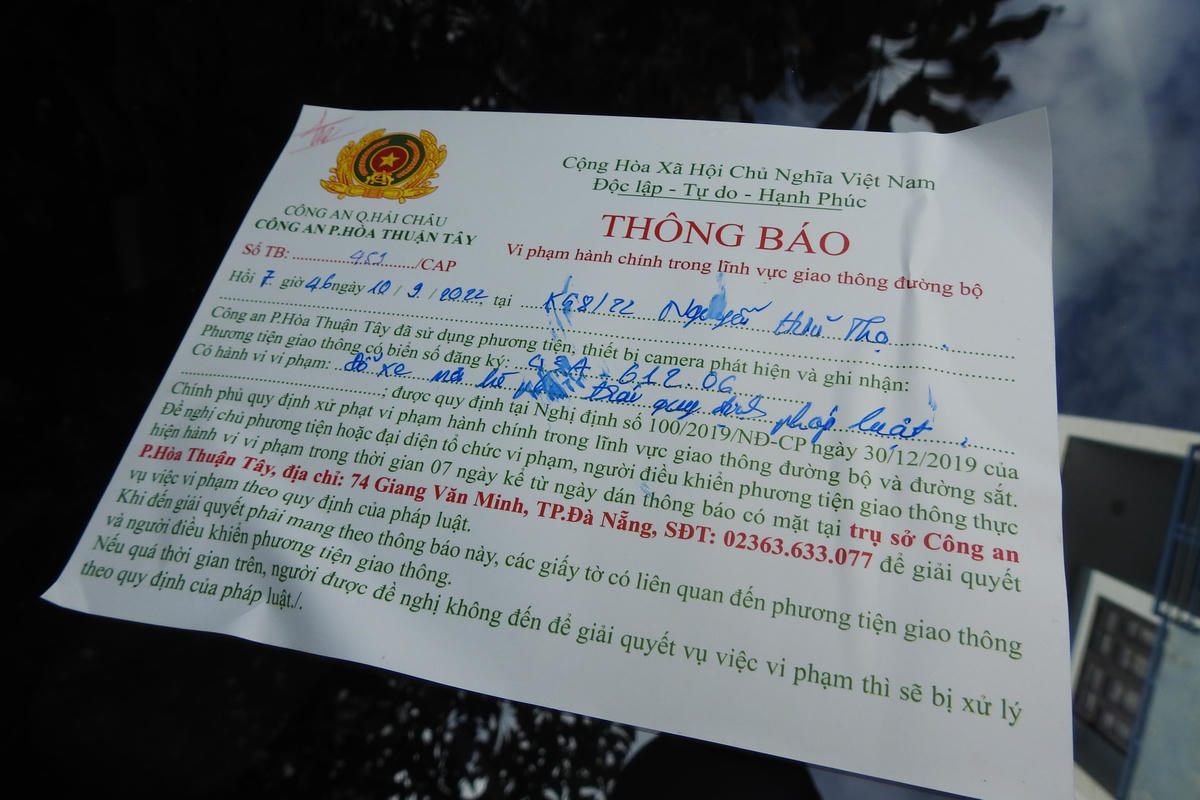 Thông báo bi phạm dán trên kính xe của người dân. Ảnh Thanh Tùng.