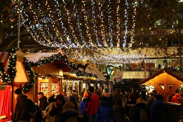 Mọi người ghé thăm chợ Giáng sinh Quảng trường Breitscheid ở Berlin, Đức.