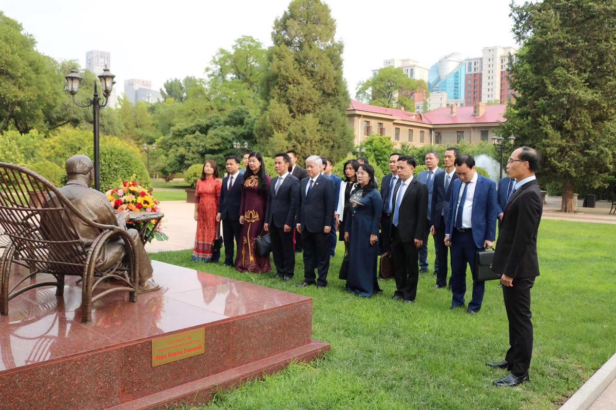 Chủ tịch UBTƯ MTTQ Việt Nam Đỗ Văn Chiến hội kiến Chủ tịch Quốc hội Trung Quốc Triệu Lạc Tế