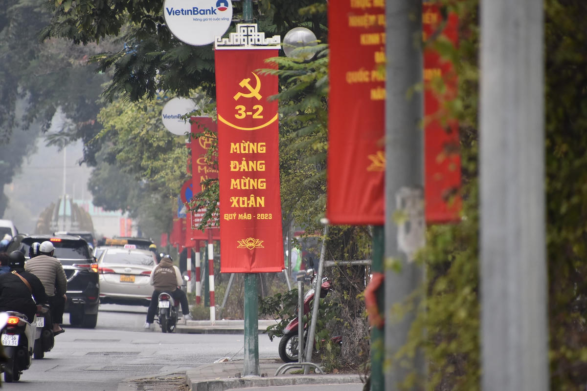 [ẢNH] Đường phố ngập sắc đỏ mừng 93 năm Ngày thành lập Đảng 