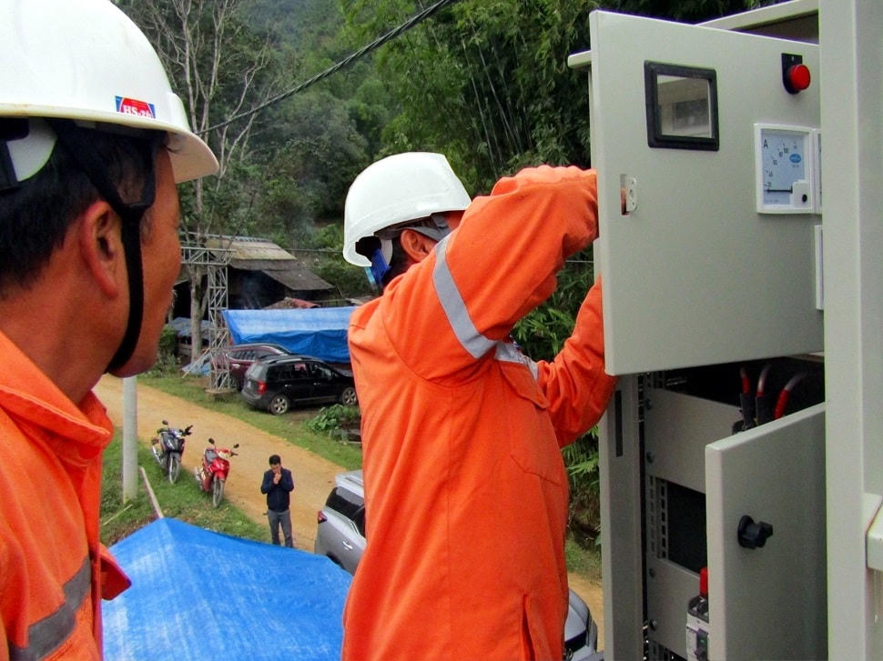 Công nhân Điện lực Quan Sơn (PC Thanh Hóa) kiểm tra thiết bị trước khi đưa vào vận hành, đảm bảo cấp điện an toàn, ổn định phục vụ cho đời sống của bà con sau khi có điện lưới Quốc gia.