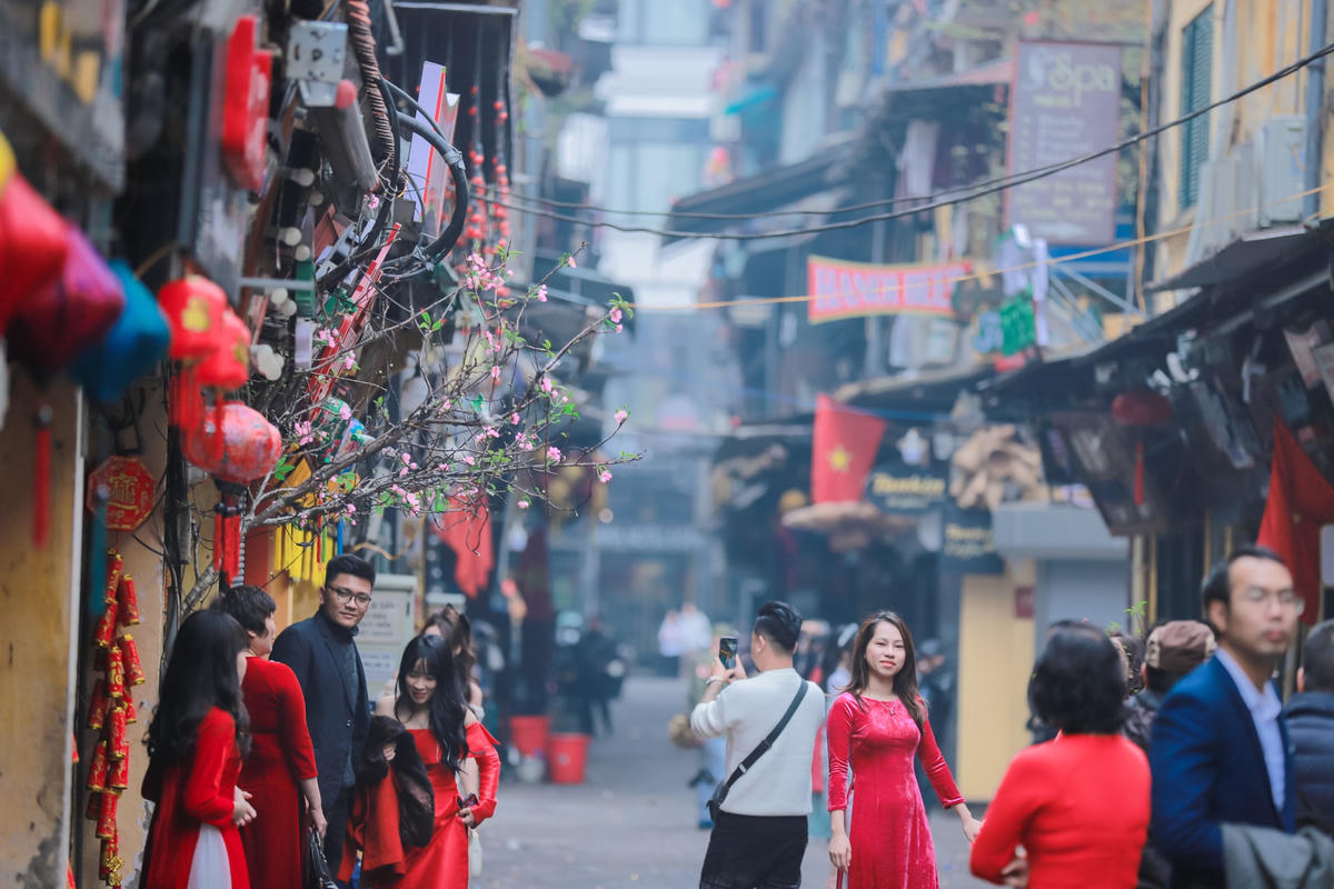 Như thường lệ, sáng sớm ngày đầu năm, tại Hồ Gươm và các tuyến phố cổ ở Hà Nội là những địa điểm lý tưởng để người dân đến chụp ảnh và tận hưởng không khí thanh bình.