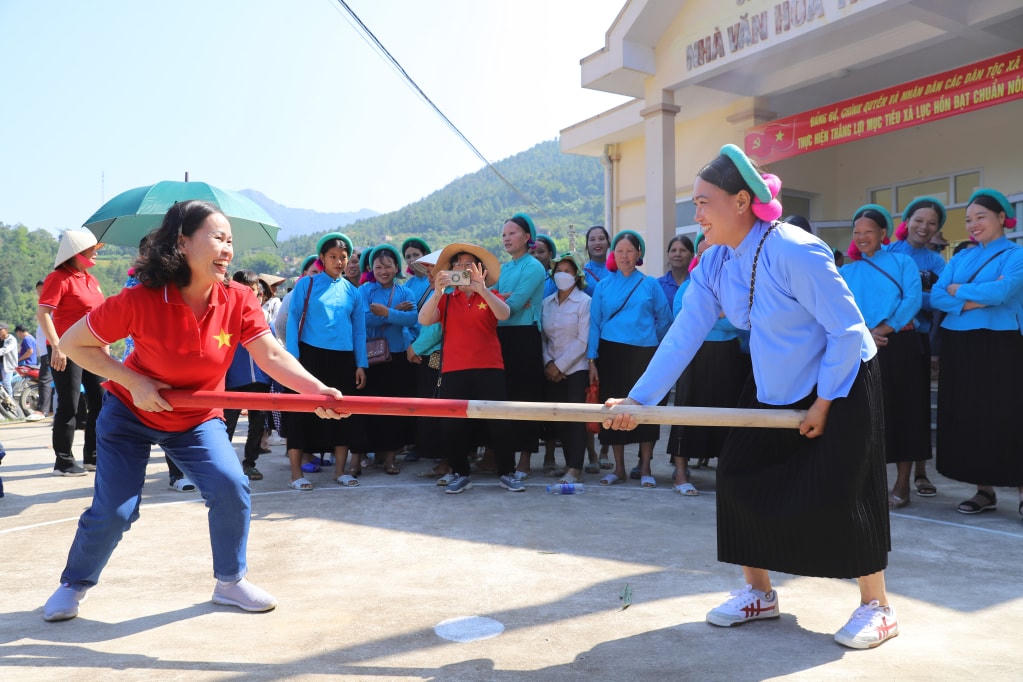 Du khách trải nghiệm trò chơi dân gian đẩy gậy cùng đồng bào Sán Chỉ (huyện Bình Liêu).