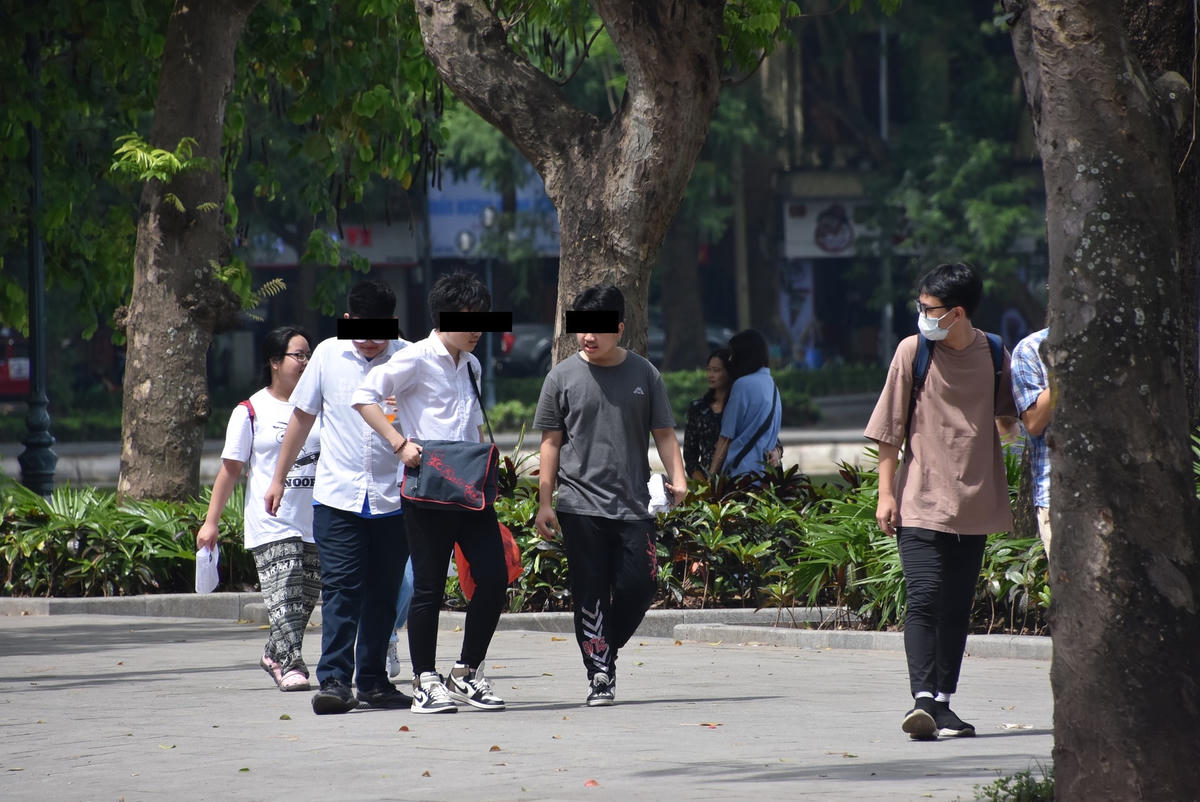 Nhiều người lí giải, việc đã phủ vaccine và không còn xử phạt khi không đeo khẩu trang khiến nhiều người "nhờn" luật, chủ quan vì nghĩ rằng Hà Nội nói riêng và cả nước nói chung đã đạt miễn dịch cộng đồng.