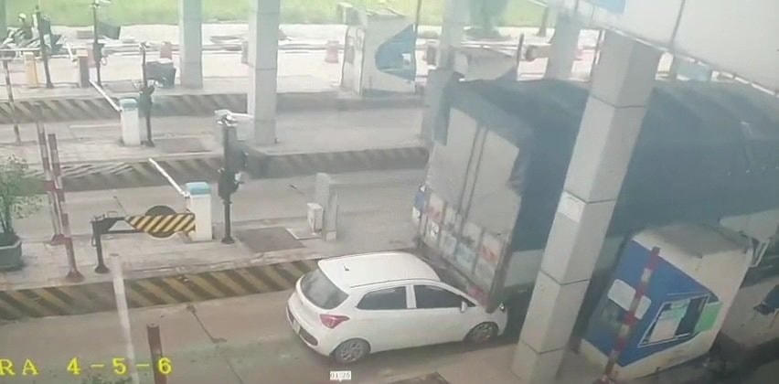 Xe ô tô con húc vào phần đuôi xe ô tô tải tại trạm thu phí BOT Quảng Trị.