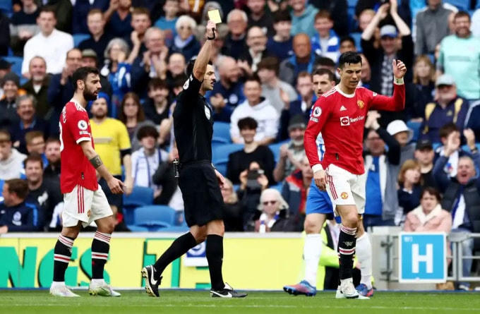 Ronaldo ức chế sau khi lĩnh thẻ vàng ở cuối hiệp một trận thua Brighton 0-4 ngày 7/5. Ảnh: Rex