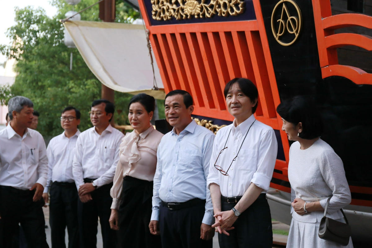 Hoàng Thái tử Nhật Bản Fumihito Akishino cùng lãnh đạo tỉnh tham quan phố cổ Hội An.