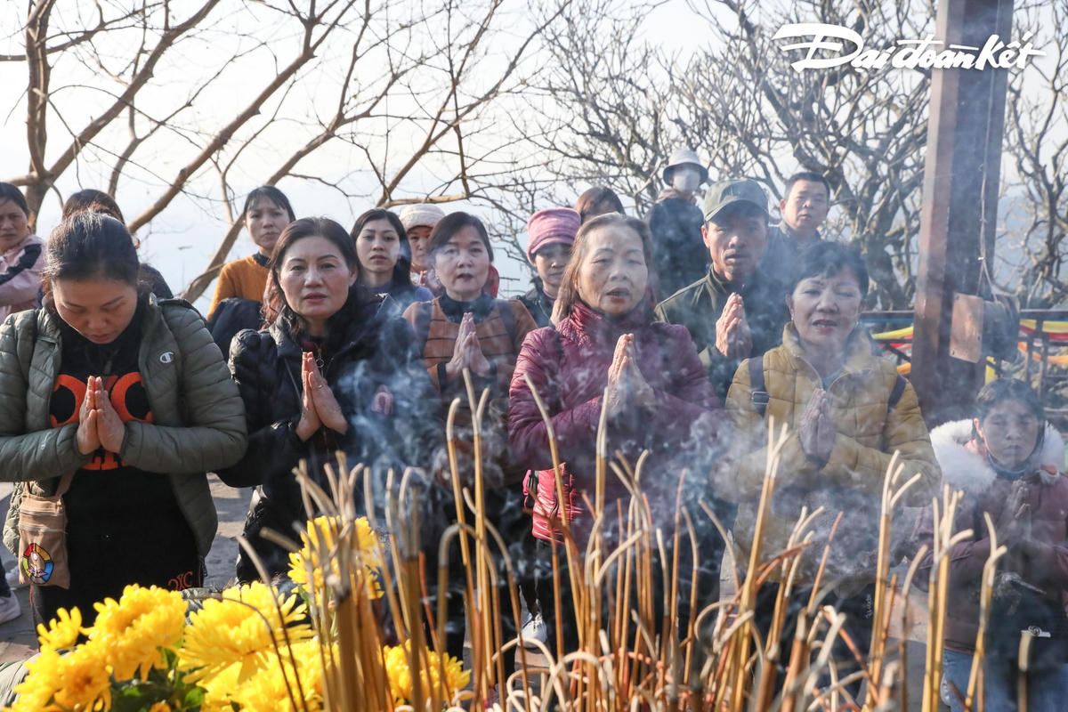 Nhân dân và du khách thắp hương khấn Phật tại chùa Hoa Yên trên núi Yên Tử.