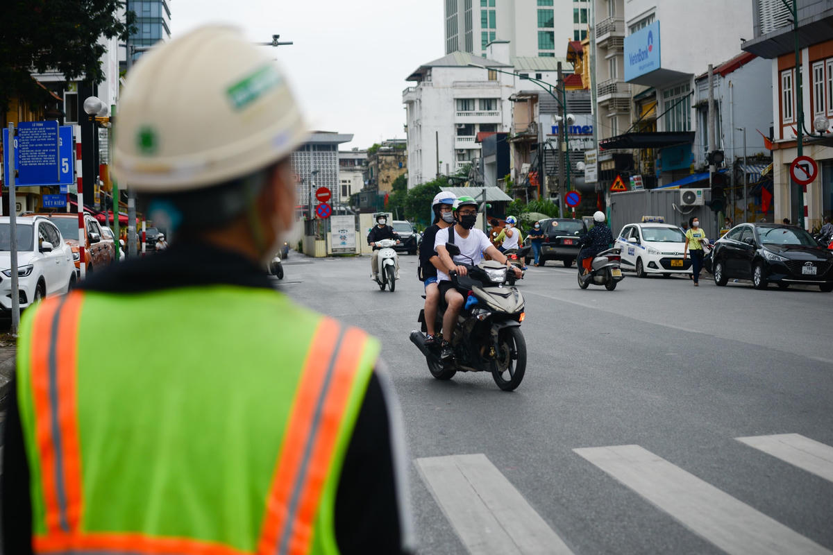 Trong thời gian rào chắn, các phương tiện có nhu cầu đi trên đường Trần Bình Trọng theo hướng từ Dã Tượng ra Lê Duẩn sẽ đi theo hướng: Trần Bình Trọng - Trần Hưng Đạo - Dã Tượng - Lý Thường Kiệt - Lê Duẩn hoặc Yết Kiêu - Trần Hưng Đạo - Quán Sứ - Lý Thường Kiệt - Lê Duẩn.