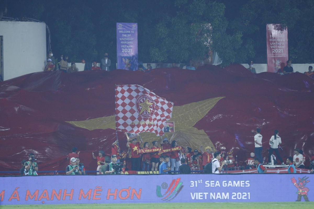 U23 Việt Nam tiếp tục nhận được sự cổ vũ cuồng nhiệt từ các khán đài sân Việt Trì.