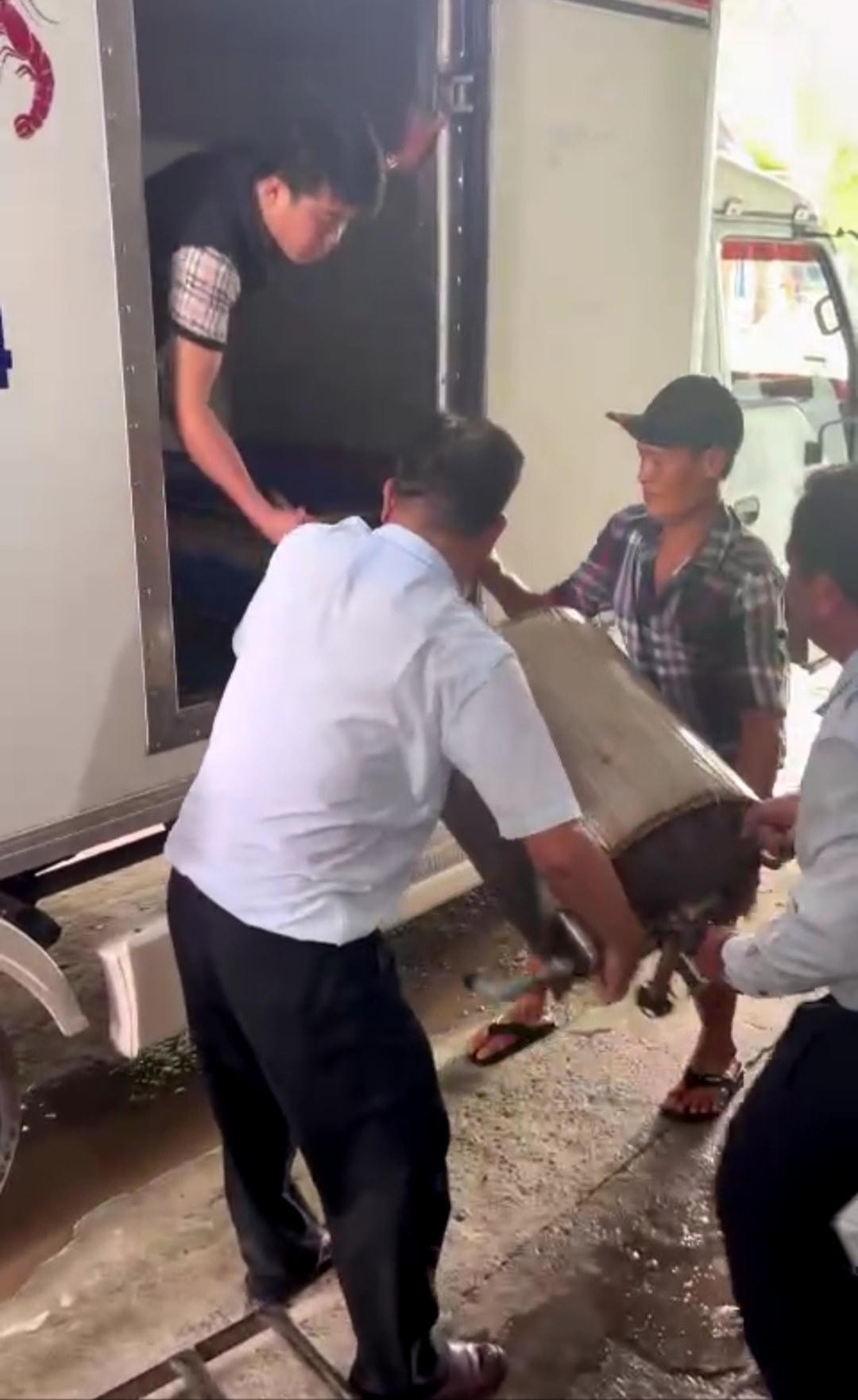 Lực lượng chức năng thu giữ một số tang vật để xử lý theo quy định của pháp luật.