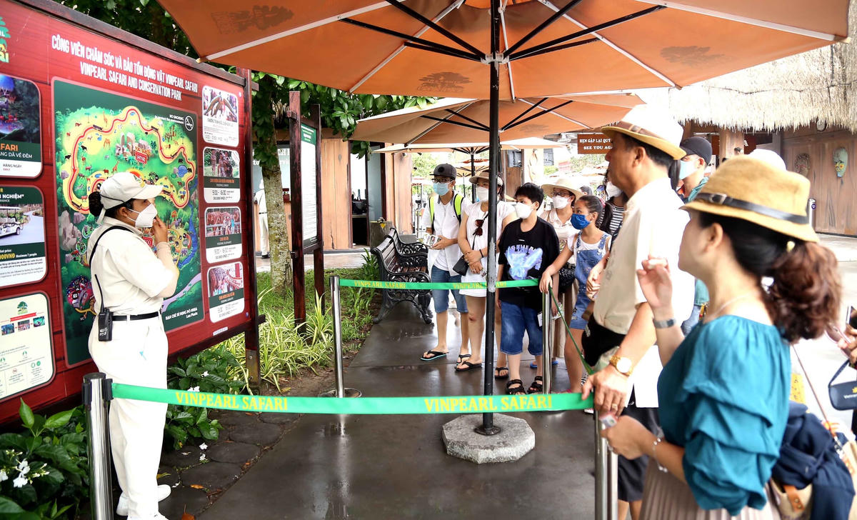 Du khách trải nghiệm Công viên Chăm sóc và Bảo tồn Động vật Vinpearl Safari Phú Quốc.