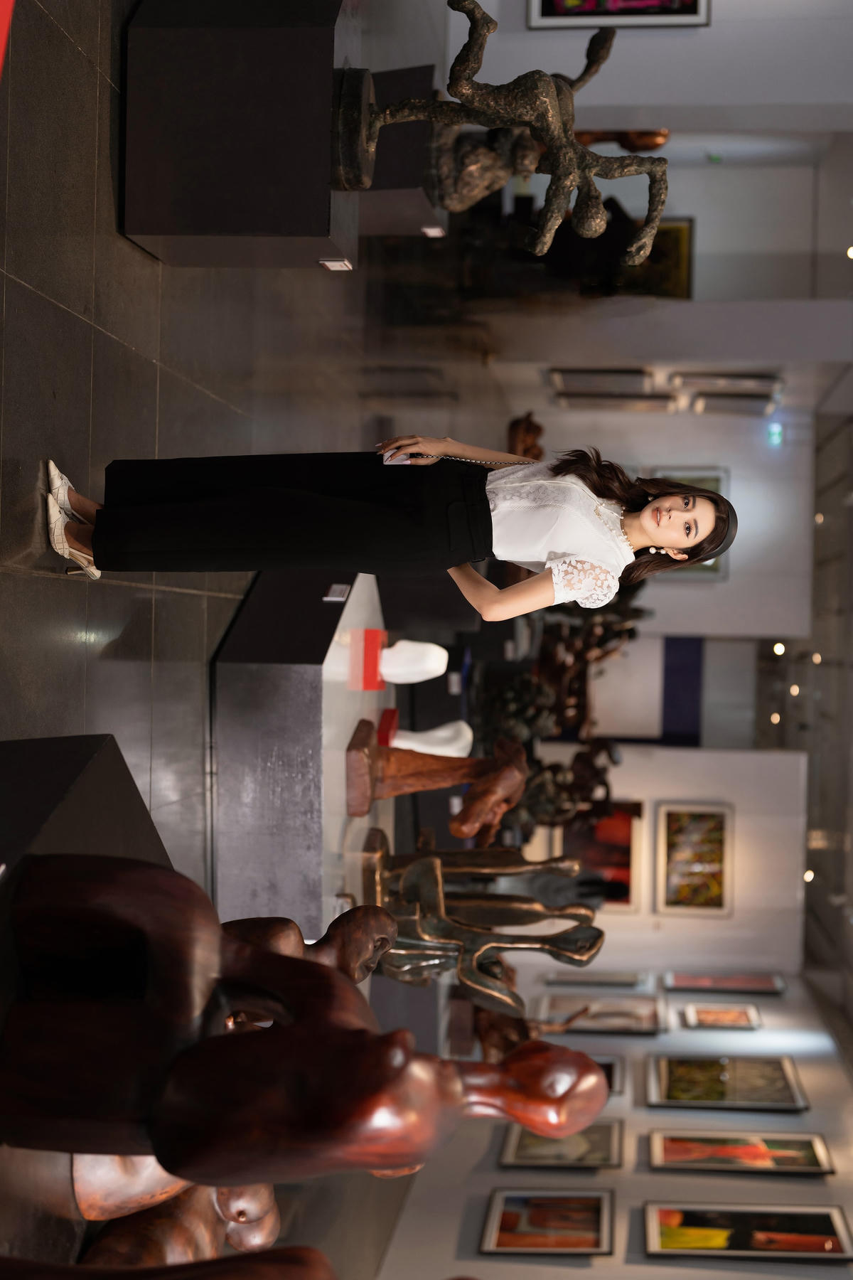 Với gu thời trang tinh tế và dịu dàng, Yan My luôn biết tạo cho mình sự nổi bật mà gần gũi. Trong thiết kế với 2 gam màu chủ đạo đen, trắng, cô trở nên nổi bật hơn bao giờ hết. 