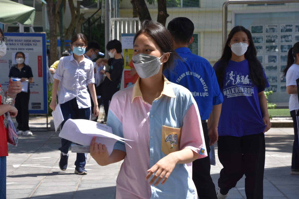 Theo đó, kì thi vào lớp 10 THPT công lập năm học 2022- 2023 tại Hà Nội sẽ diễn ra trong các ngày 18-20/6. Thí sinh dự thi vào lớp 10 công lập không chuyên sẽ làm 3 bài thi: Toán, Ngữ văn và Ngoại ngữ; thí sinh dự thi vào lớp 10 chuyên sẽ làm thêm bài thi môn chuyên vào ngày 20/6.