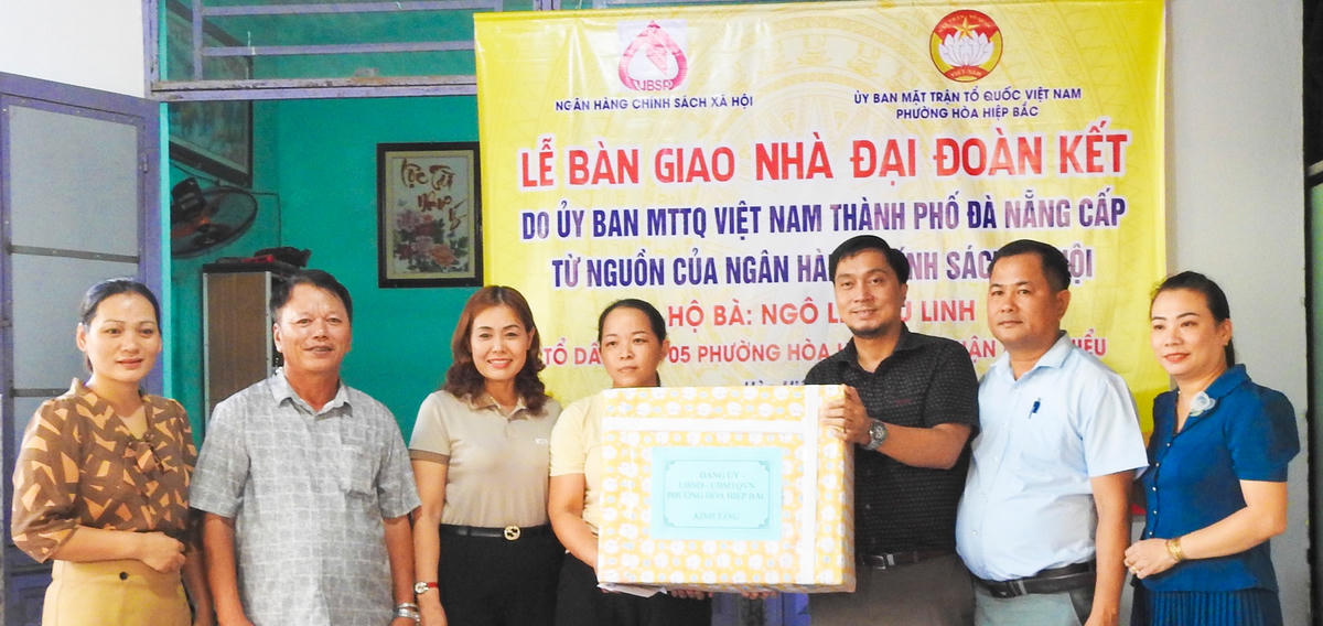 Đại diện Ủy ban MTTQ Việt Nam TP Đà Nẵng, Ủy ban MTTQ Việt Nam quận Liên Chiểu, Ủy ban MTTQ Việt Nam phường Hòa Hiệp Bắc cùng đại diện Ngân hàng chính sách xã hội, bàn giao Nhà Đại Đoàn Kết cho hộ bà Ngô Lê Kiều Linh. Ảnh: Thanh Tùng.