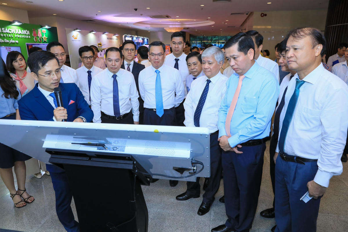 Bí thư Trung ương Đảng, Chủ tịch UBTƯ MTTQ Việt Nam Đỗ Văn Chiến tham quan gian trưng bày, giới thiệu sản phẩm dịch vụ của Vietinbank.