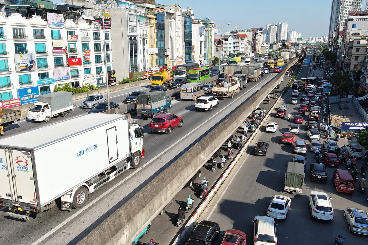 Người dân di chuyển khó khăn trên đường Nguyễn Xiển.