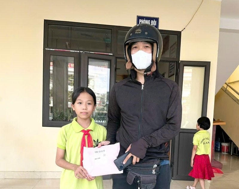 Em Dương Thị Hải Yến (lớp 5A, Trường Tiểu học Hà An) trả lại túi đồ cho nhân viên giao hàng. (Nguồn: Báo Quảng Ninh.